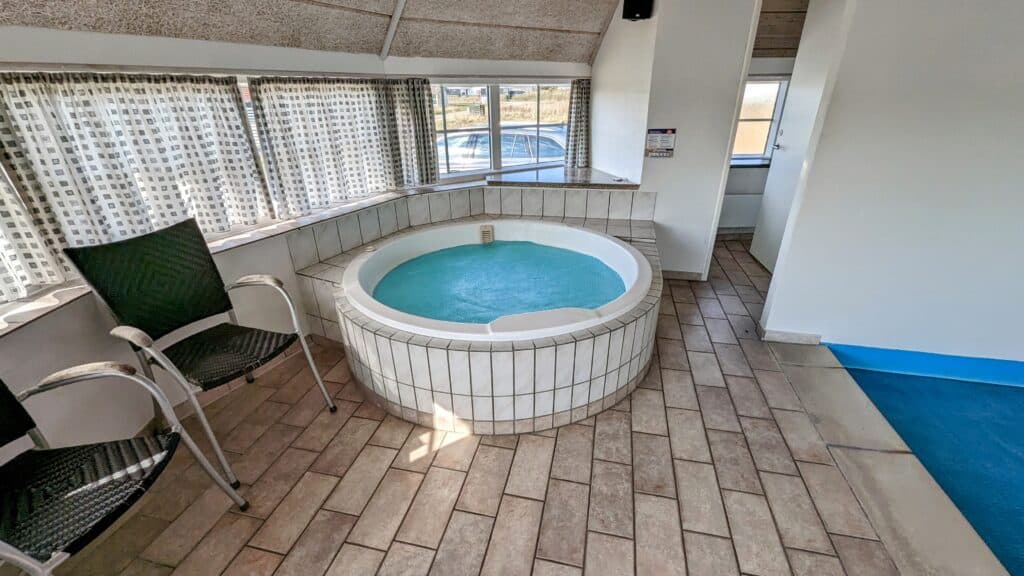 Ein Whirlpool in einem Zimmer mit Fenster.