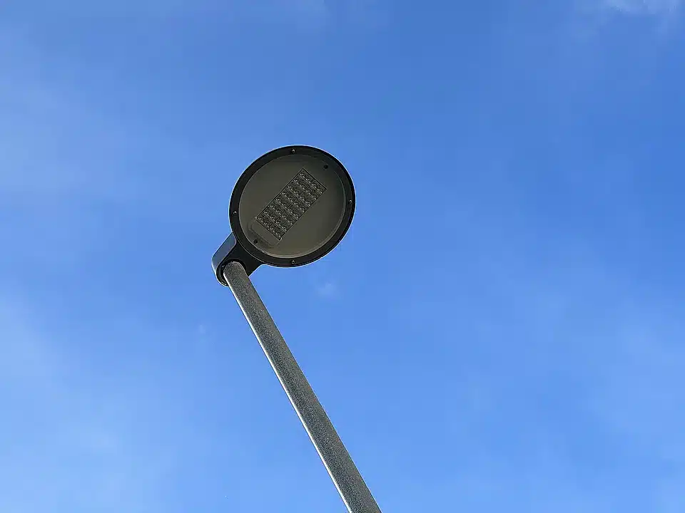 Eine Straßenlaterne vor blauem Himmel.