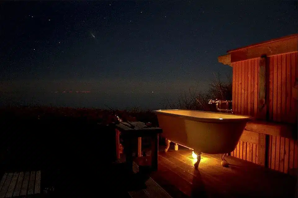 Die Badewanne ist nachts beleuchtet.