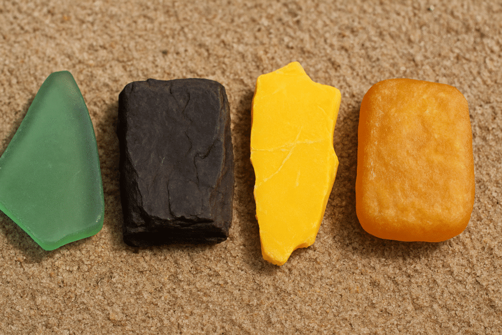 Glas, Plastik und Braunkohle sehen Bernstein ähnlich, sind aber falsche Funde