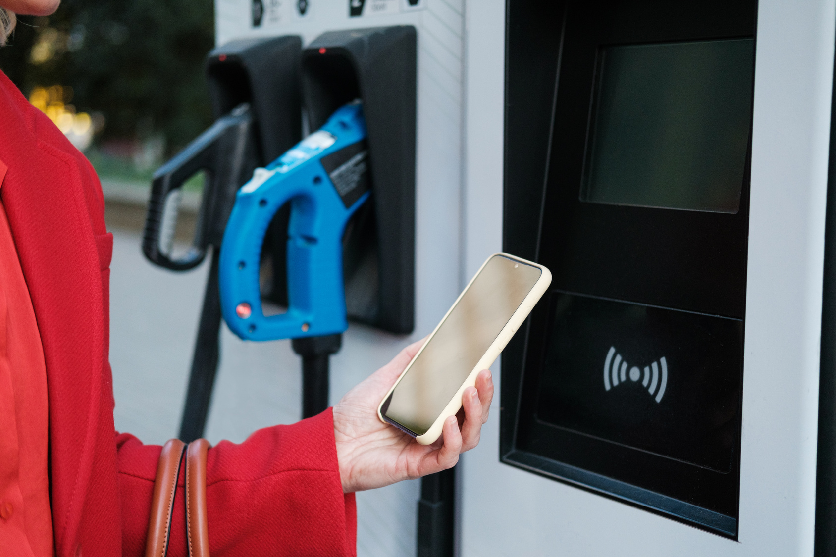 Bezahlen per Smartphone und NFC an einer Schnellladestation für Elektroautos – kontaktlos und bequem